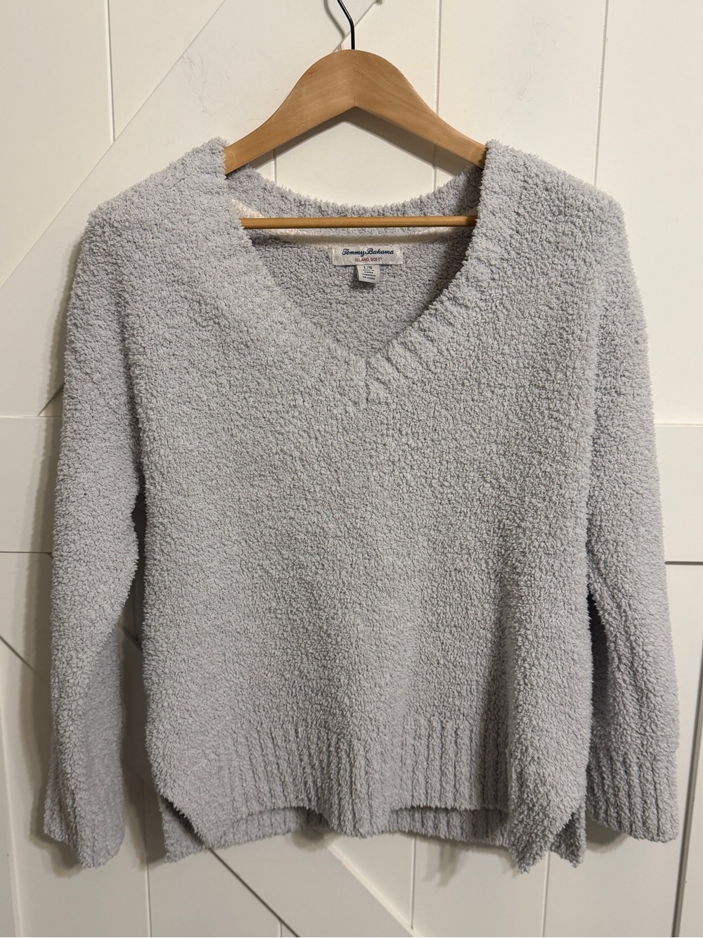 Tommy Bahama Island Soft Women’s Large Gray V Neck Plush Cozy Sweater